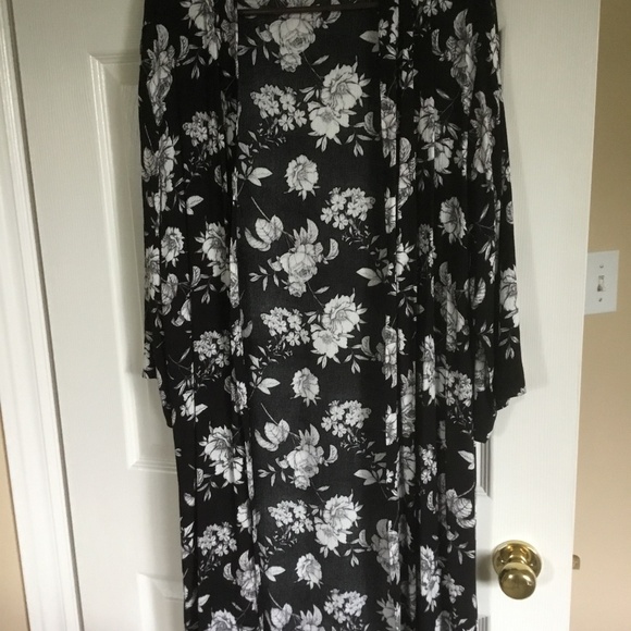 NWT Kimono. Black and white floral. - Picture 1 of 4